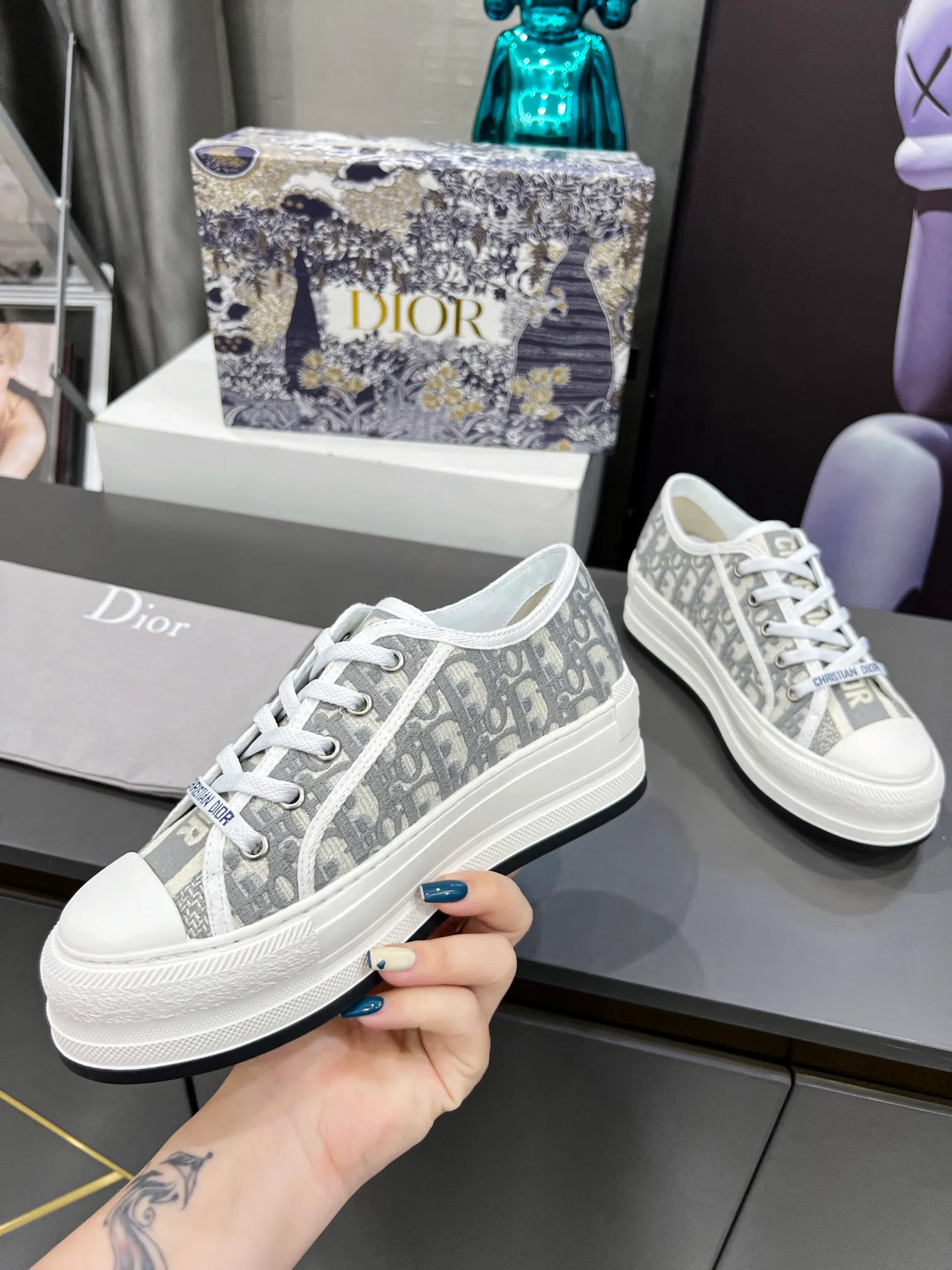👟👟Ex-factory price 520👟👟 Women's Shoes Women's Clothing Dior [Dior] This Walk'n'Dior thick-soled sneaker is a fashionable item that enhances the style of the series. The latest spring show model, the same thick-soled shoes from major stars, super versatile, 1:1 replica of the original, white canvas upper, with comfortable thick sole, tongue and Christian Dior 👟👟factory price aris logo shoelaces. The EVA sole is embellished with Christian Dior's lucky star symbol, adding a chic edge to any casual look. Code number: 35-41